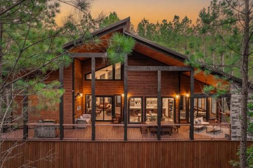 New Cabin w Hot Tub + Views Sleeps 12