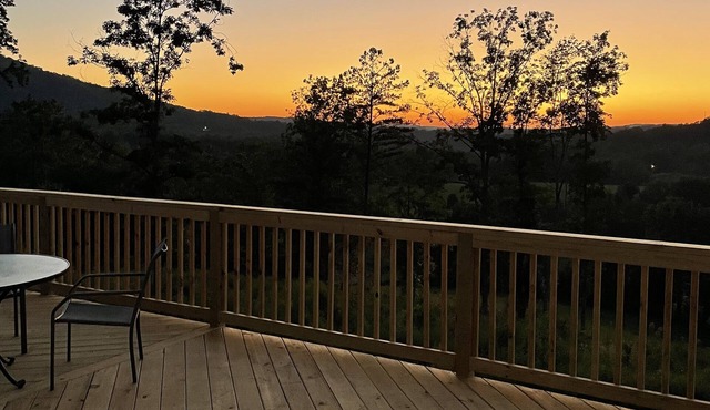 New Cabin with many amenities! Trail systems. Sleeps 8! Royal blue brimstone