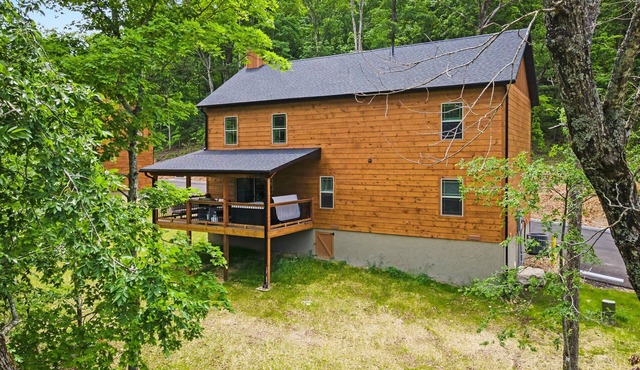 New Cabin with Private Hot Tub, Free Daily Tickets & Indoor/Outdoor Community Pools