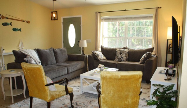 NEW!Calming & Peaceful Retreat for R&R*Huge backyard* Minutes to Activities