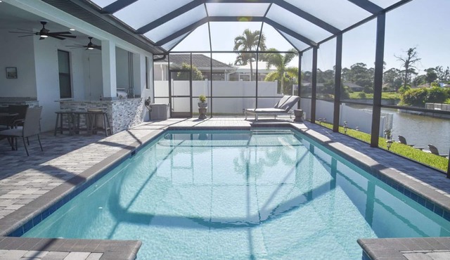 New Canal Access Pool Home w/Outdoor Oasis/Kayaks