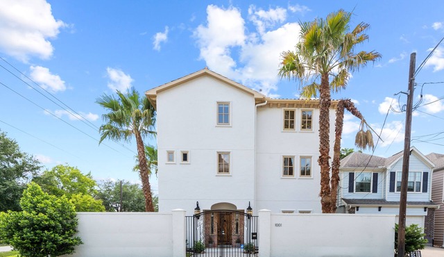 NEW- Casa Amigos- 4BR Villa in Heart of Heights w/Large Rooftop Patio