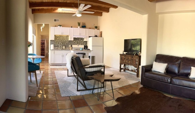 New casita w/large yard near the plaza & dog park