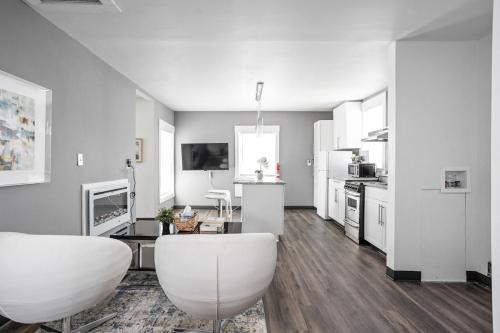 New Castle Getaway with Fireplace Garage & Near Attractions-Family Friendly