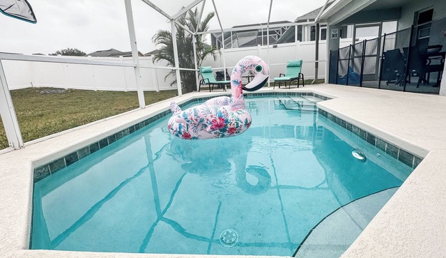 NEW! Castle on Hillcrest- 9 miles to Disney!