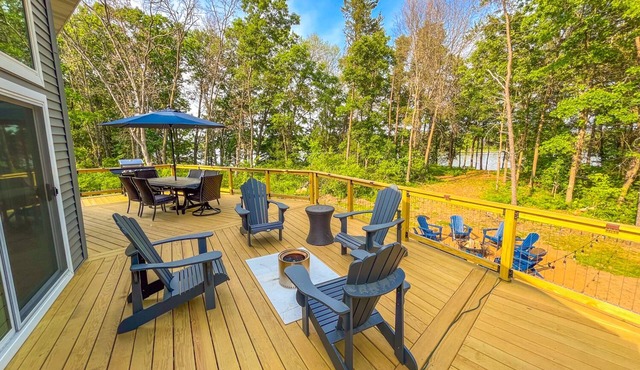 New Castle Rock Lakefront Getaway w hot tub and boat slip