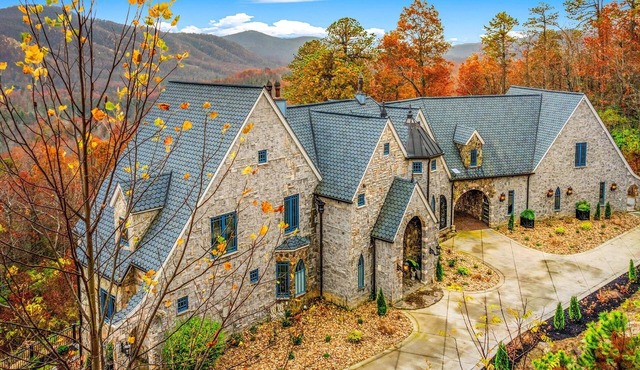 New Castle with 6 bedrooms and WiFi in beautiful Black Mountain
