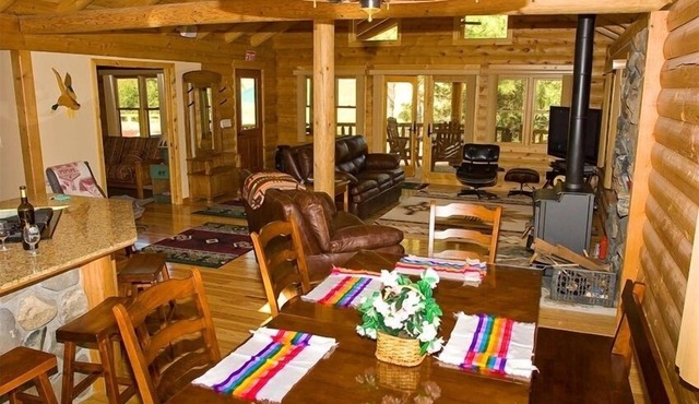 New Cedar Log House at Yosemite Gateway