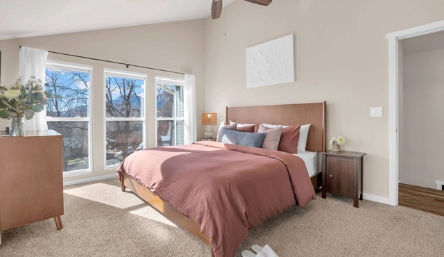 NEW Central 2BR/2.5BA w/Sauna, Walk to Pearl St
