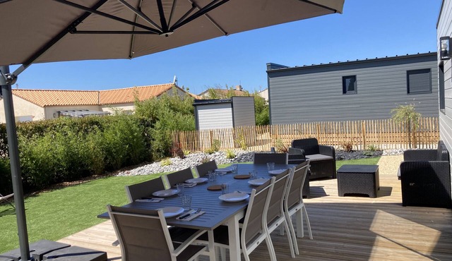 New Chalet for 8 in a residence with pool