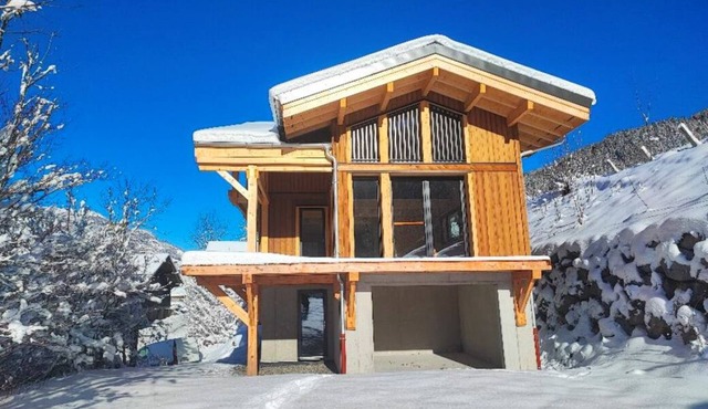 NEW chalet sleeps 10, large living room, 1 games room (pool, table soccer, darts)