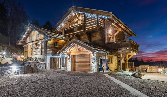 * NEW * CHALET "UNDER THE ROCK" 14 PERS - SAUNA, SPA, POOL, CINEMA, DISCO