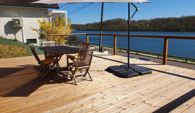 New chalet with direct view of Lac de Charmes