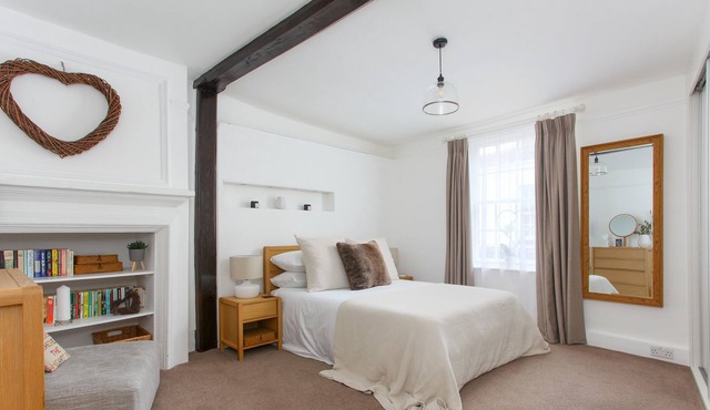 **NEW** Character three bedroom cottage, Sandwich