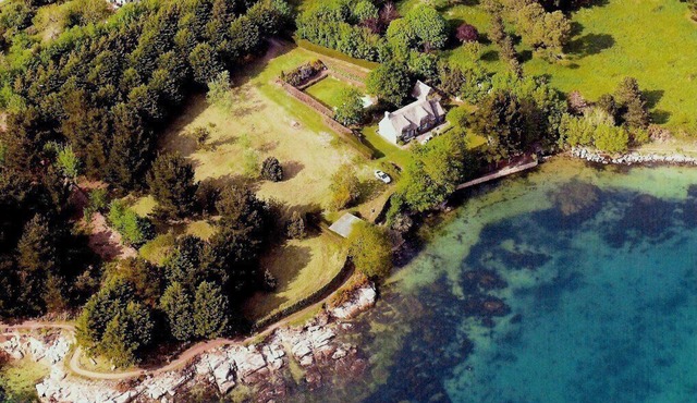 New - Charming thatched cottage in the water with swimming pool