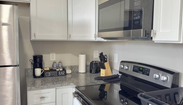 New ~ Charming 1-bedroom apartment with AC and WiFi in Dwtn Pittston