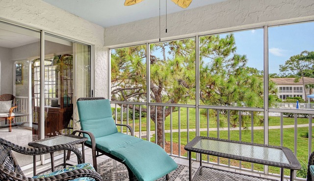 NEW! Charming 2/2 Condo Meadows Wedgewood Top Floor