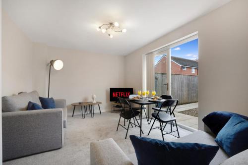 New! Charming 2-bed Home in Nevis Walk, Sleeps 4!