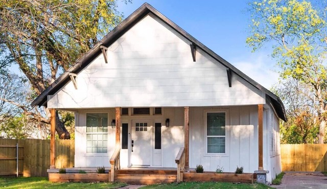 New! Charming 2-Bedroom Home Minutes to Downtown