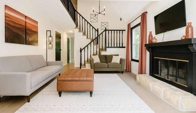 NEW Charming 2 bedroom, with cozy, quiet backyard, close to campus and LMH,