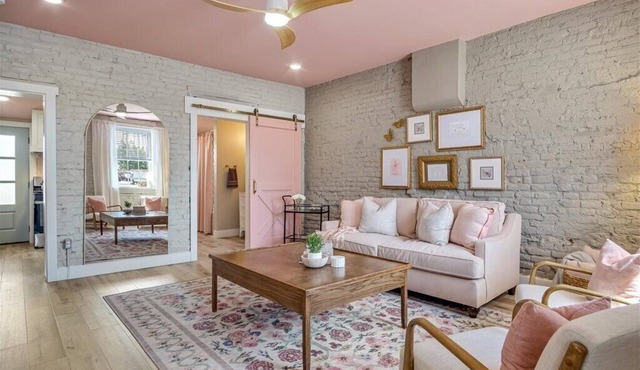 New Charming 2-bedroom cottage with Patio in Downtown Waterloo