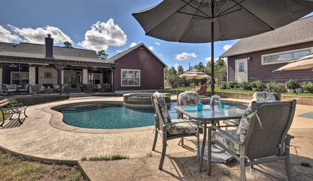 NEW! Charming 2BD/2BA Home with a Beautiful Heated Jacuzzi and Pool!