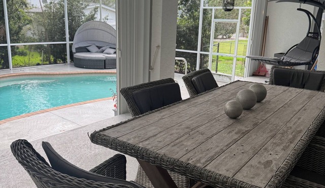 New Charming 3-bedroom pool house in delightful Palmetto, WiFi, AC near beach