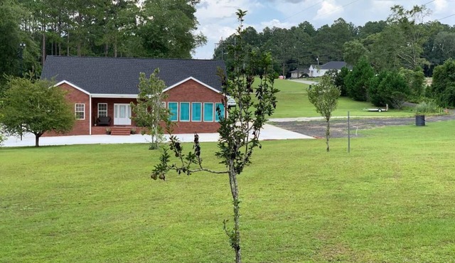 New, charming, and spacious Troopers Getaway/5 minutes to down town.