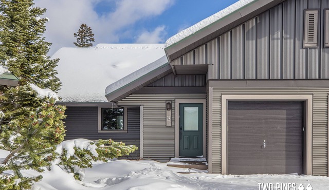 New Charming Big Horn Ski-In/Out Home! Cozy Fireplace, Walk to Resort!