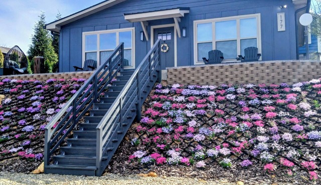 New charming bungalow with vast mountain views, easy access, stunning sunsets!