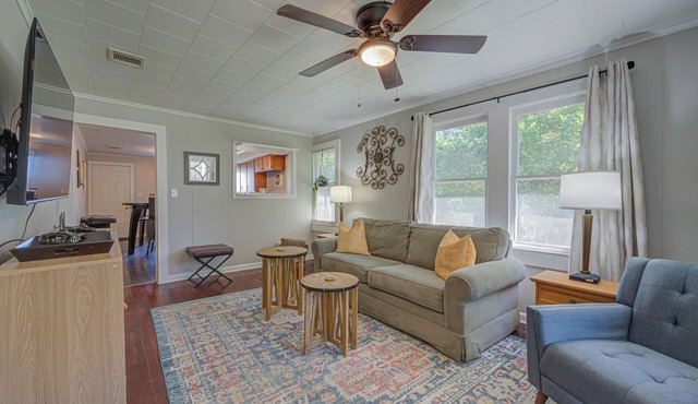 New! Charming Cajun cottage with FENCED backyard - midcity! Dogs welcome!