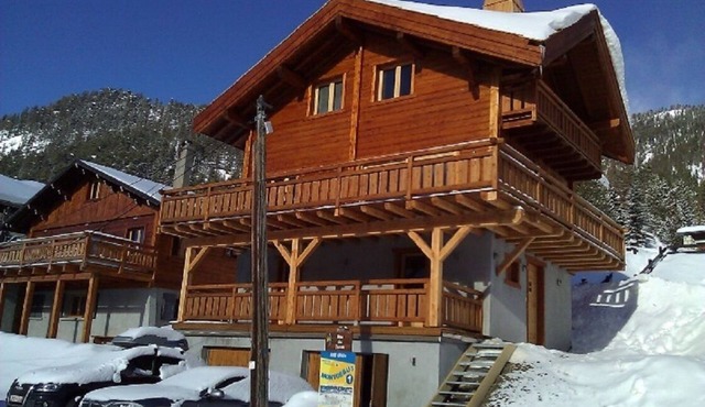 New charming chalet, 15 to 16 people with panoramic terrace facing south