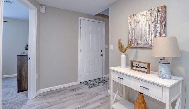 New Charming & Comfy~Walk to Restaurants~Backyard!