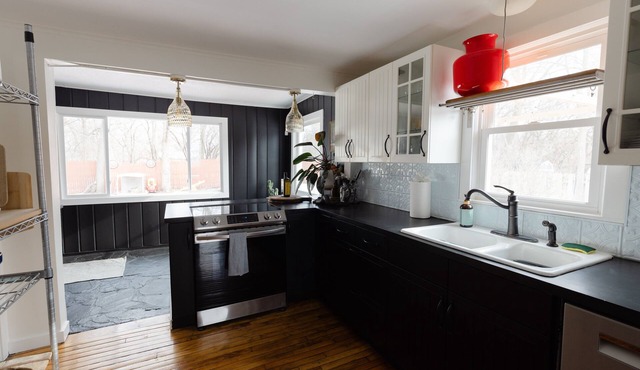NEW! Charming & Cozy 2BR Cottage in Wayzata