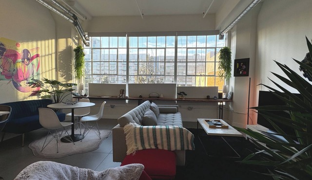 NEW Charming Downtown LA Loft with Cozy Workspace and Rooftop Pool