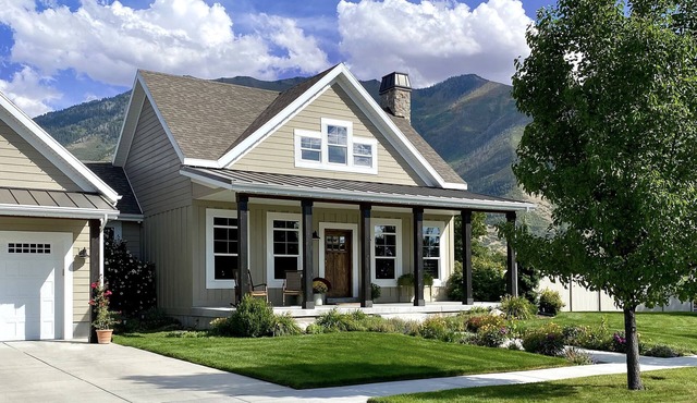 New! Charming Family Cottage: Perfect Blend of Beauty & Coziness.
