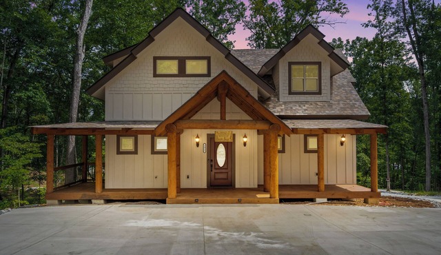 NEW Charming family friendly 3-bedroom cabin on serene Lake Keowee with Dock