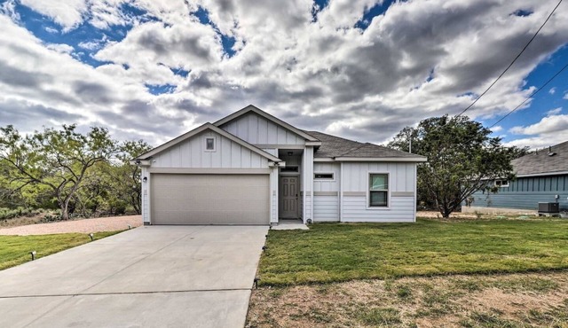New Charming Hill Country Home next to Lake LBJ