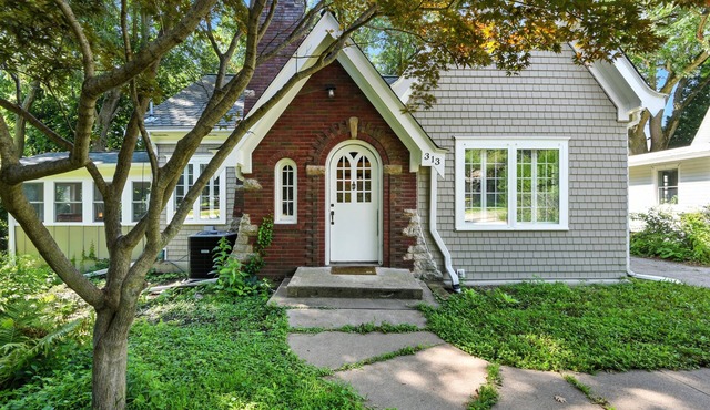 NEW! Charming Manville Heights Cottage Retreat