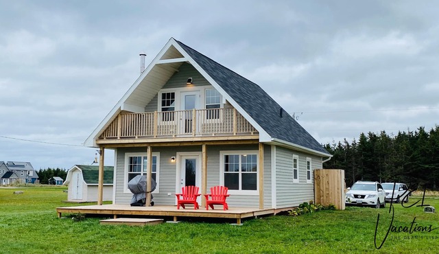 New, charming & modern beach cottage, sleeps 10.