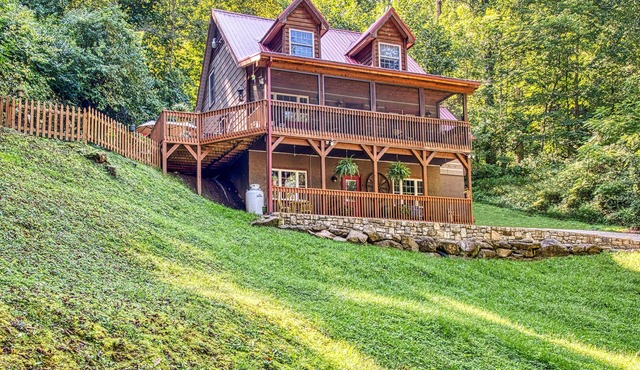 New! Charming Mountain Retreat-Stair Lift-HotTub-Fire Pit! Sleeps 9! Near Skiing