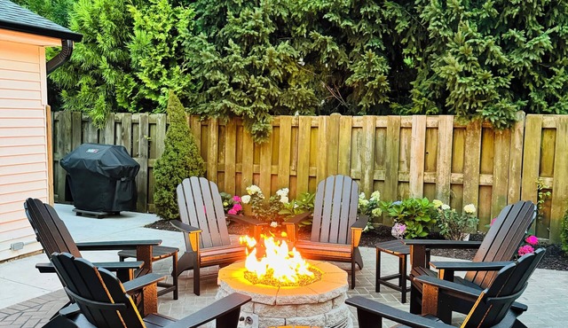 NEW! Charming Pet Friendly Modern Cottage in the Historic District of Saugatuck!