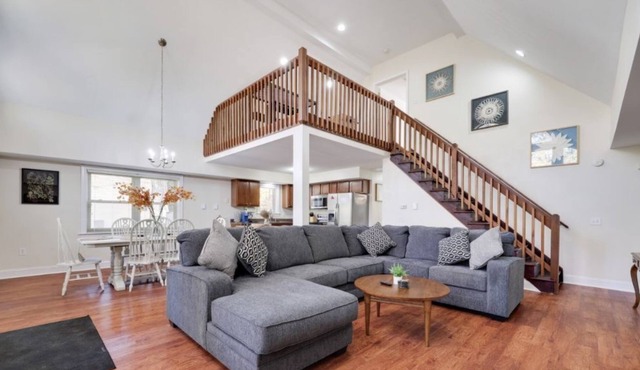 NEW!Charming Pocono Chalet w/ gaming loft, close to skiing, private lake, hiking