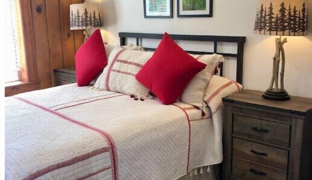 NEW - Charming Red Cabin near Yosemite