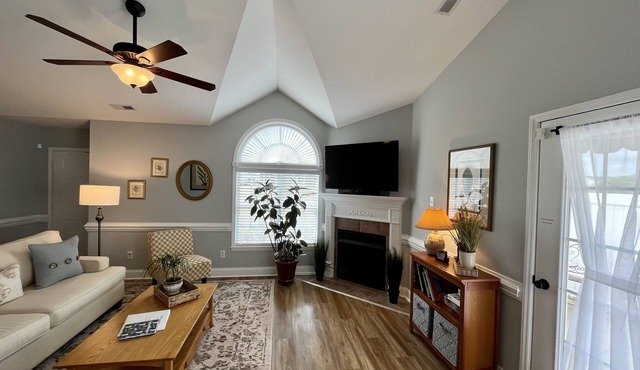 New! Charming Townhome 3 Minutes to Campbell