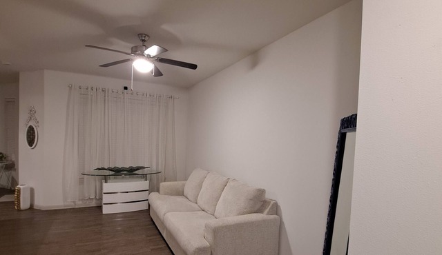 New, charming,upscale with gym, pool and private patio 15 minutes from Airport