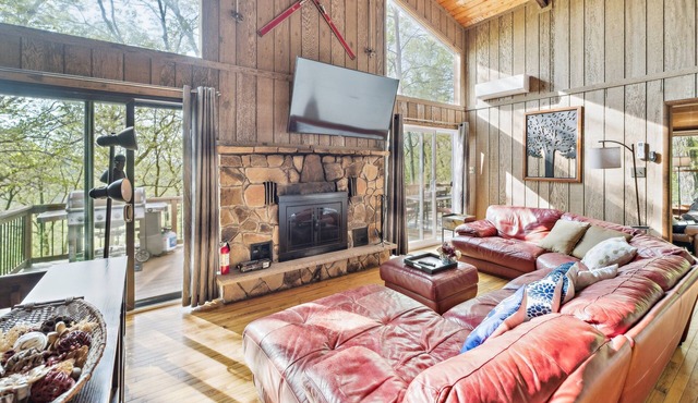 NEW! Charming Porter House in the heart of the Poconos