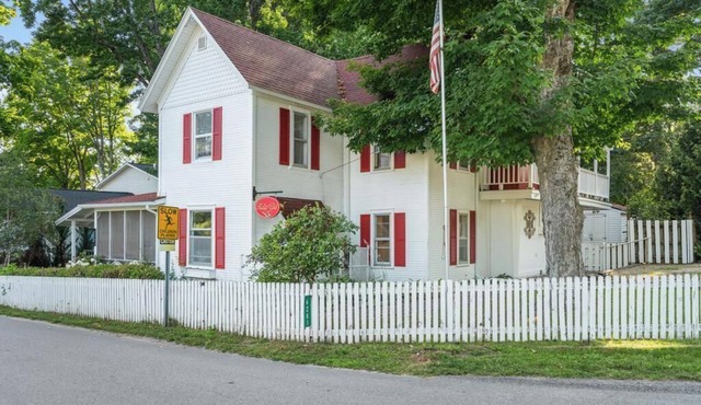 *NEW* Charming Walloon Cottage with Dock Access!