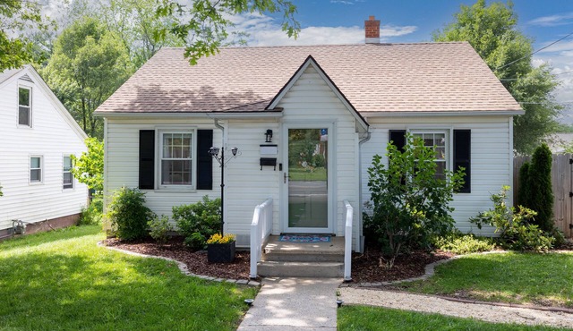 NEW! Cheerful 2 bd bungalow with hot tub. Must see!