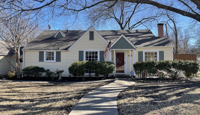 New! Cheerful cottage filled with art and books in the heart of Waxahachie